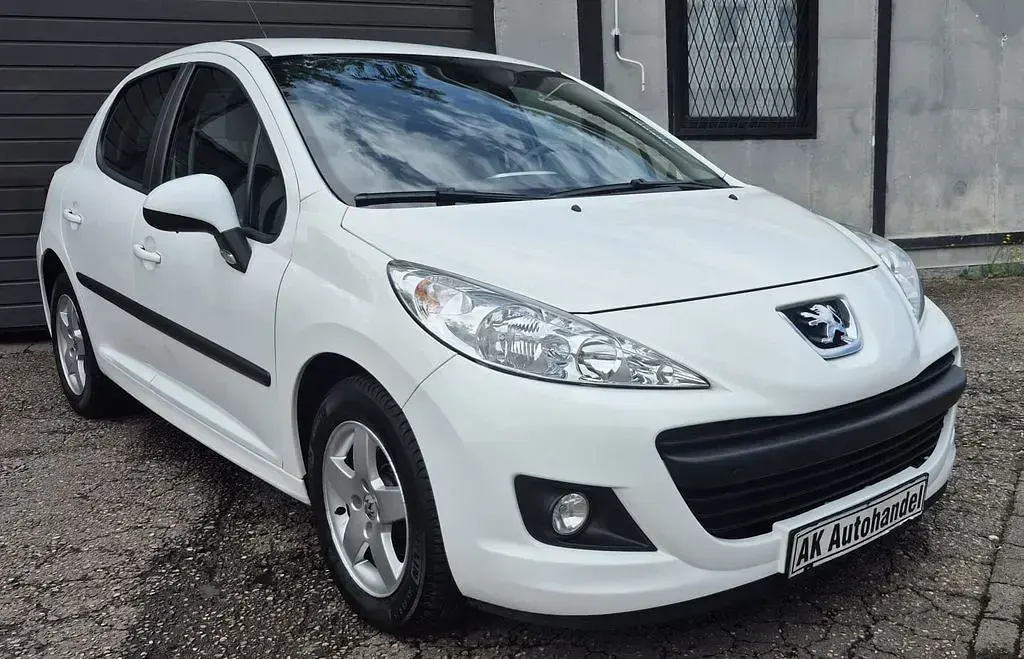 Gebraucht Peugeot 207 Tendance 92 PS (67 kW) 2011 Weiß Limousine