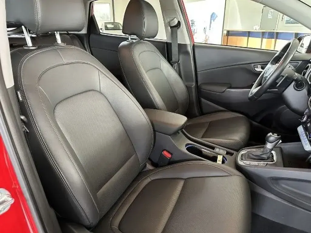 Gebraucht Hyundai Kona Prime 105 PS (77 kW) 2023 Ignite red / abyss black / sol SUV