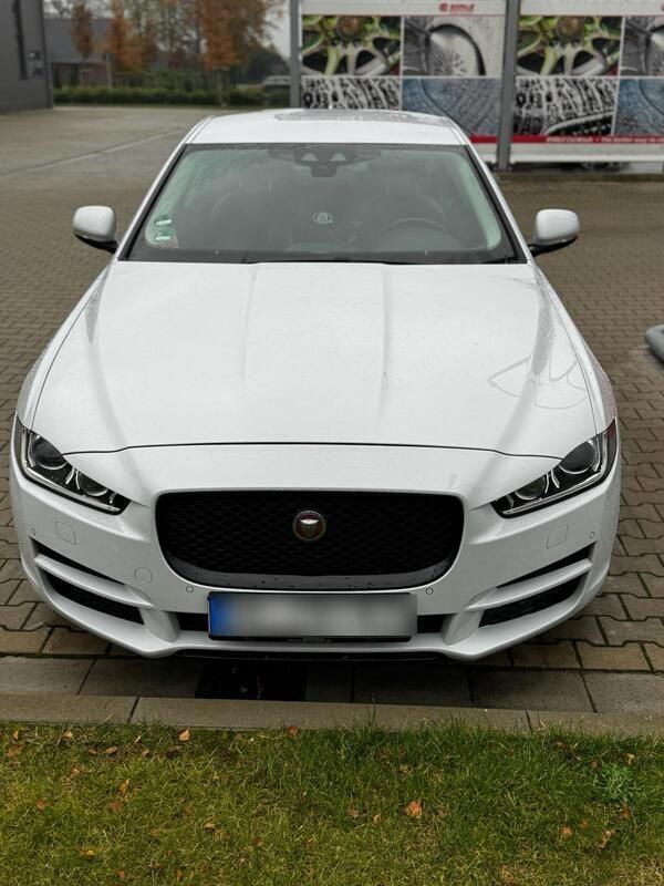 Weiß Gebraucht 2016 Jaguar XE Limousine | 12.000 € (Fairer Preis) - Bild 1/4