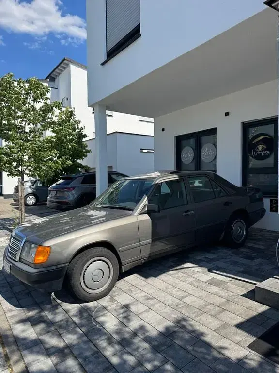 Gebraucht Mercedes E230 132 PS (97 kW) 1987 Braun Limousine