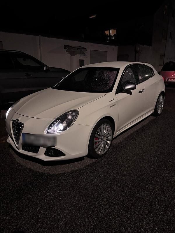 Weiß Gebraucht 2013 Alfa Romeo Giulietta Kleinwagen | 9.899 € (Fairer Preis) - Bild 1/4