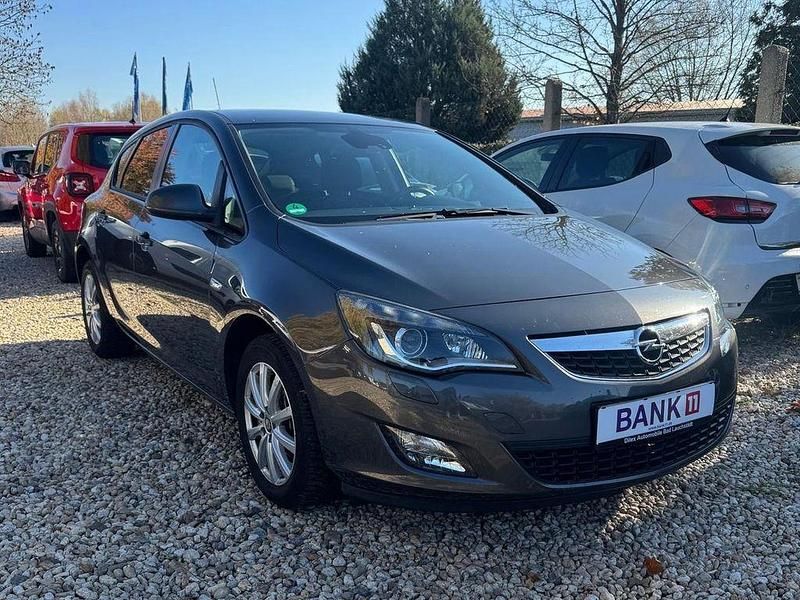 Grau Gebraucht 2011 Opel Astra Limousine | 3.999 € (Fairer Preis) - Bild 1/4