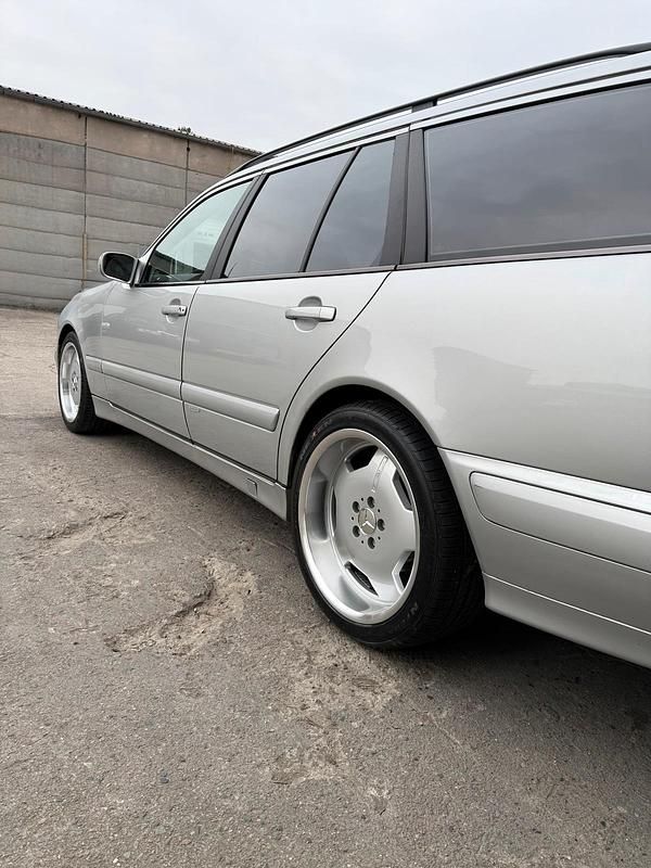 Second-hand Mercedes E240 170 CP (125 kW) 2000 Argintiu Break