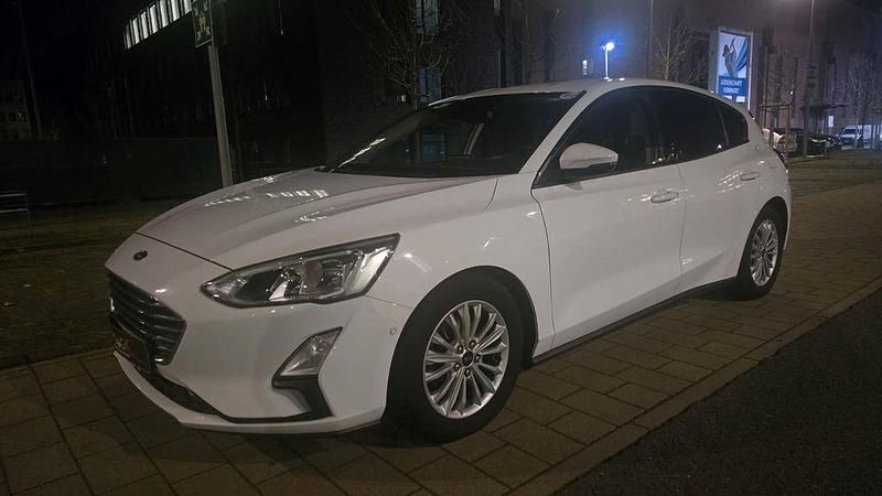 Weiß Gebraucht 2018 Ford Focus Titanium Limousine | 7.991 € (Fairer Preis) - Bild 1/4