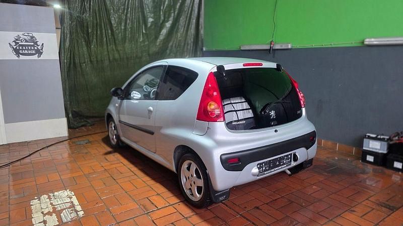 Gebraucht Peugeot 107 68 PS (50 kW) 2011 Silber Kleinwagen
