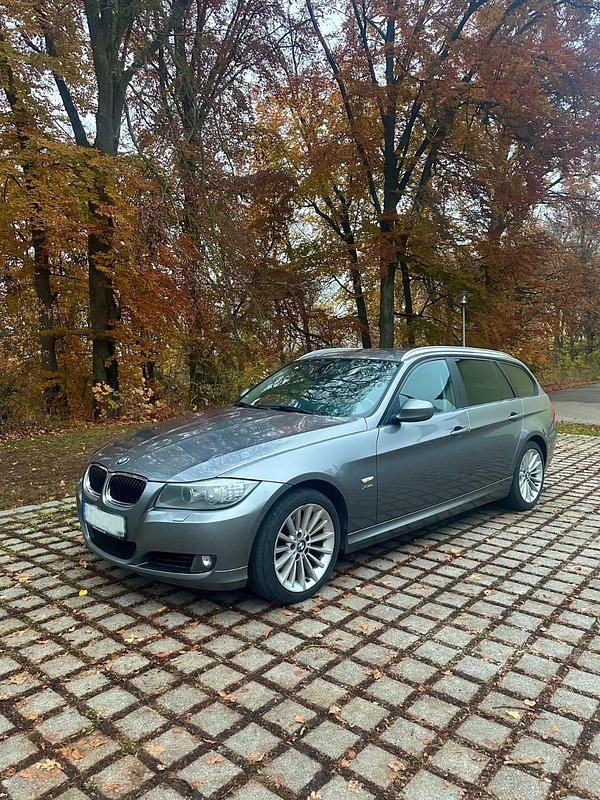 Grau Gebraucht 2012 BMW 320 Kombi | 6.000 € (Etwas zu teuer) - Bild 1/4