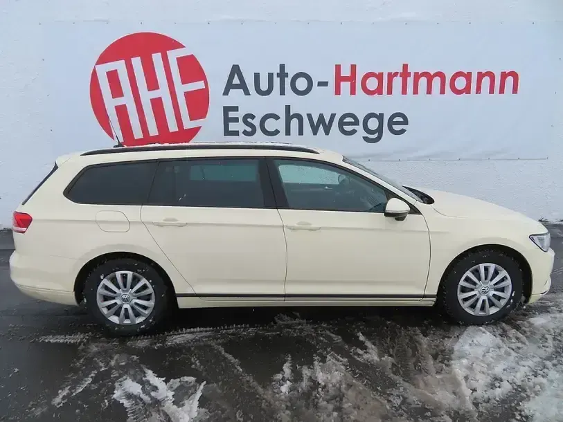 Gebraucht VW Passat Trendline 150 PS (110 kW) 2019 Hellelfenbein Kombi