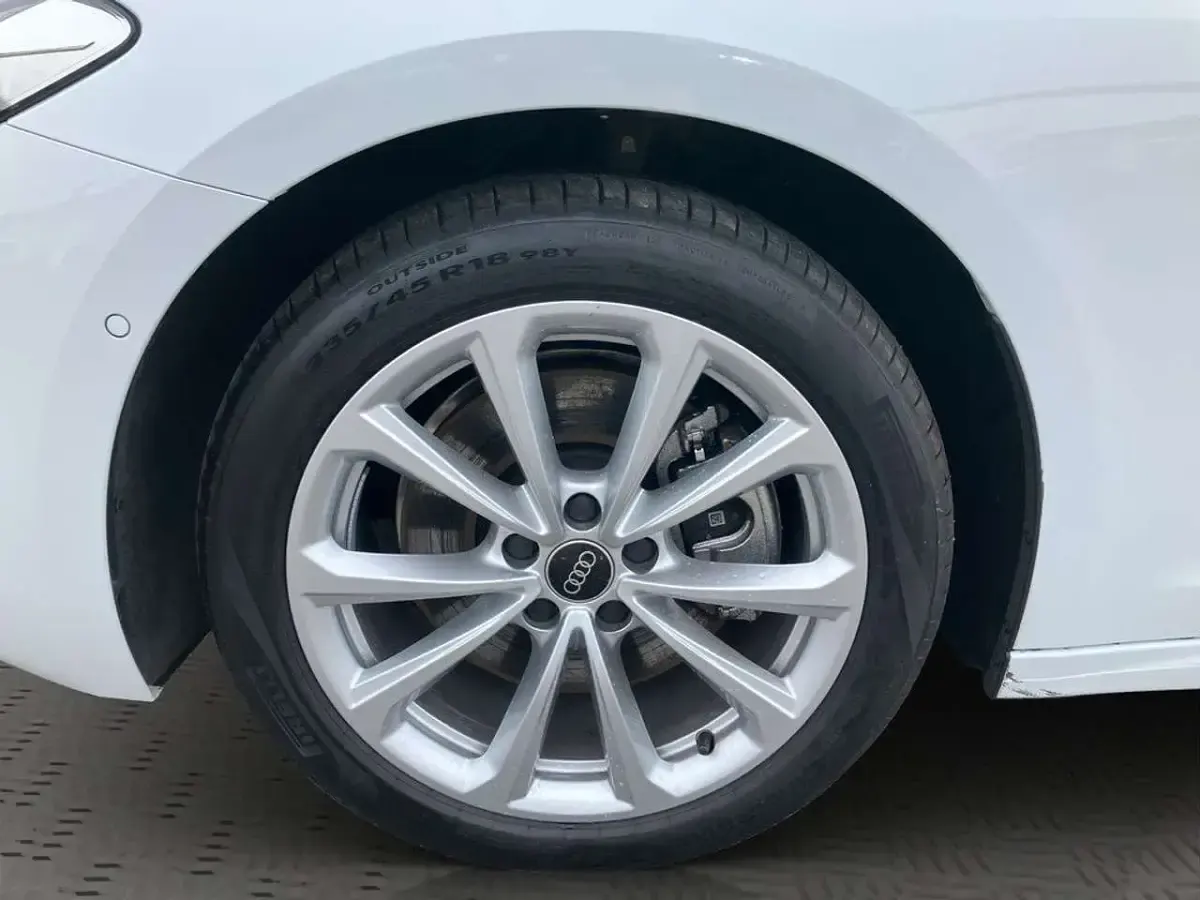 Gebraucht Audi A5 Sport 204 PS (150 kW) 2025 Gletscherweiß metallic Kombi
