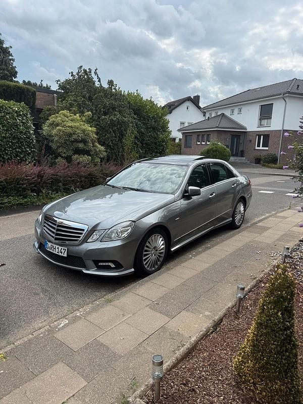 Grau Gebraucht 2009 Mercedes E250 AMG Limousine | 10.500 € (Fairer Preis) - Bild 1/4
