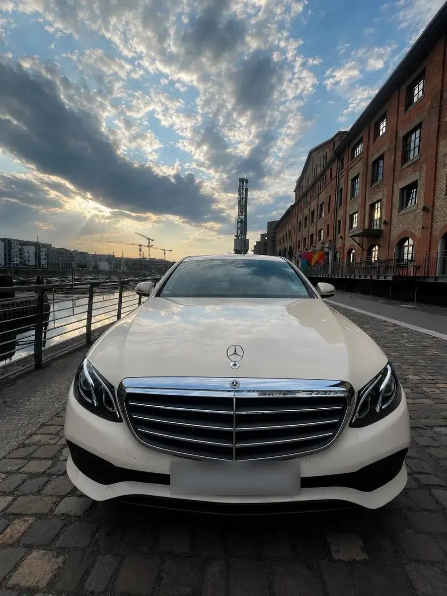 Gebraucht Mercedes E200 150 PS (110 kW) 2019 Andere farben Limousine