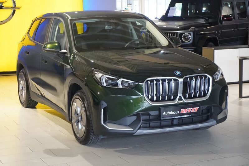 Sanremo green metallic Gebraucht 2023 BMW iX1 Performance SUV | 35.999 € - Bild 1/4
