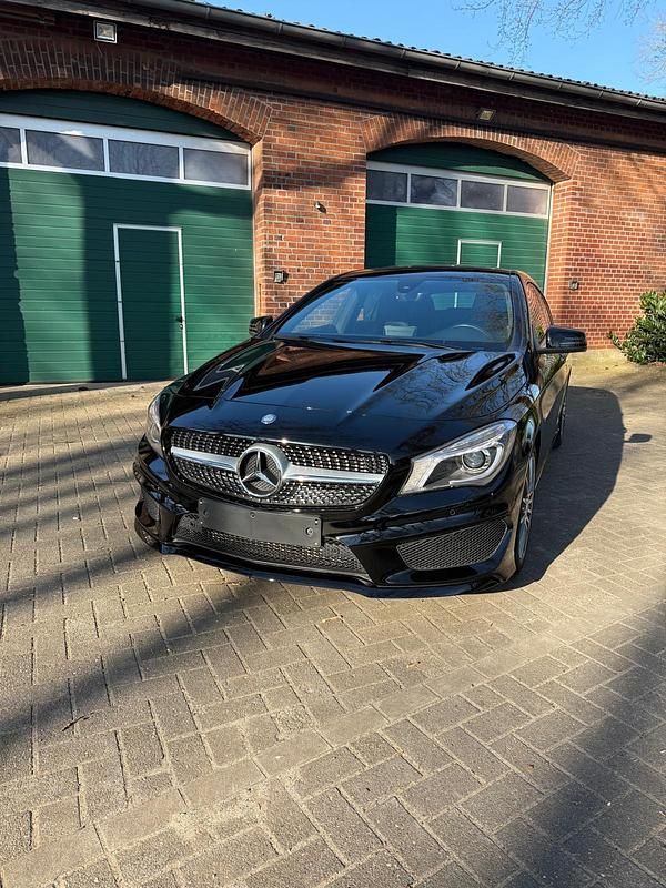 Schwarz Gebraucht 2015 Mercedes CLA180 Shooting Brake AMG Kombi | 17.200 € (Fairer Preis) - Bild 1/4