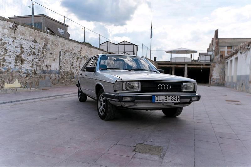 Silber Gebraucht 1982 Audi 100 Limousine | 6.999 € - Bild 1/4