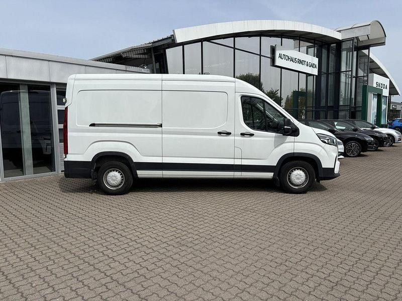 Second-hand Maxus V90 148 CP (108 kW) 2024 Alb Van