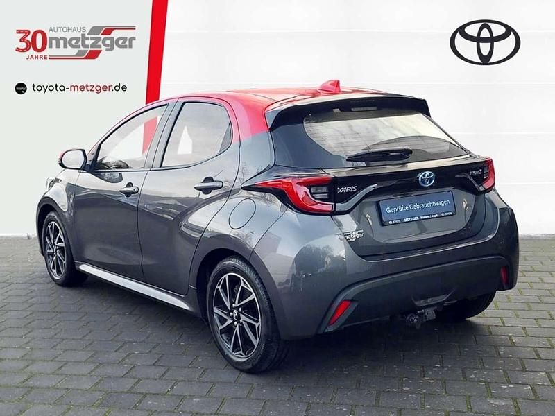 Gebraucht Toyota Yaris Hybrid Basis 116 PS (85 kW) 2021 Marlingrau met/ dach rot Kleinwagen