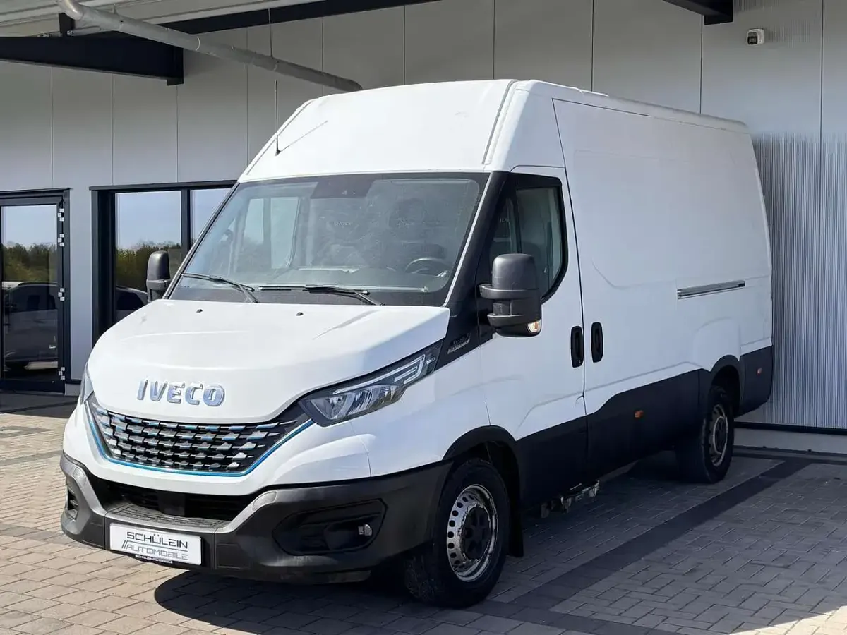 Second-hand Iveco Daily 136 CP (100 kW) 2021 Alb Monovolum
