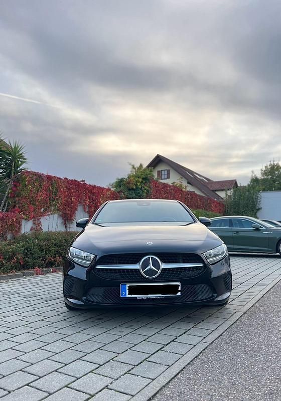 Gebraucht Mercedes A180 Progressive 116 PS (85 kW) 2019 Schwarz Kleinwagen