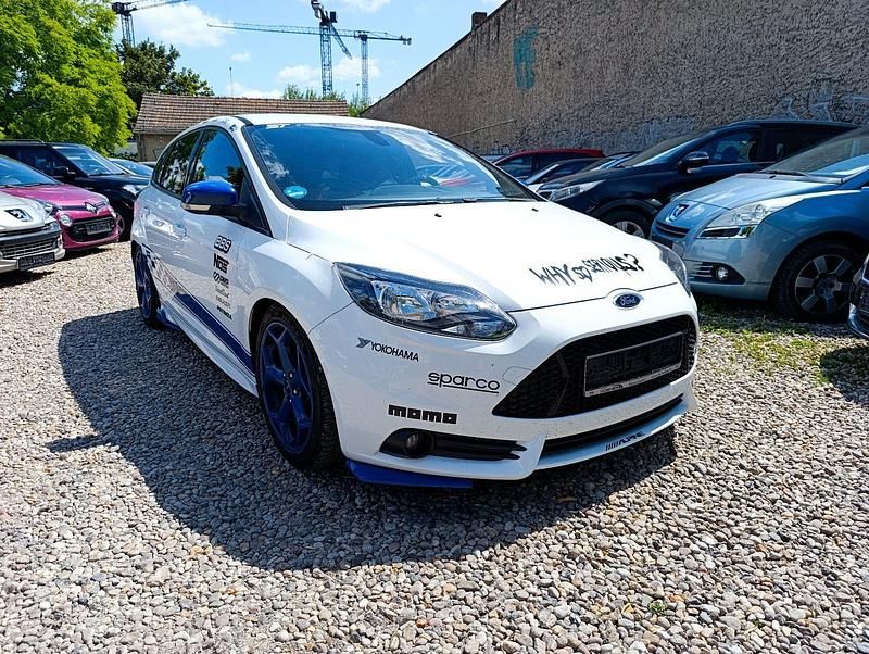 Weiß Gebraucht 2013 Ford Focus ST Limousine | 5.950 € (Superpreis) - Bild 1/4