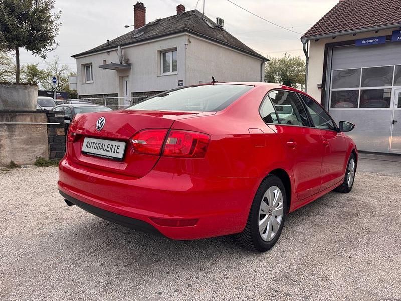 Gebraucht VW Jetta Trendline 105 PS (77 kW) 2014 Rot Limousine