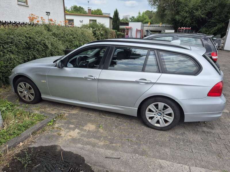 Silber Gebraucht 2010 BMW 318 Kombi | 1.850 € - Bild 1/4