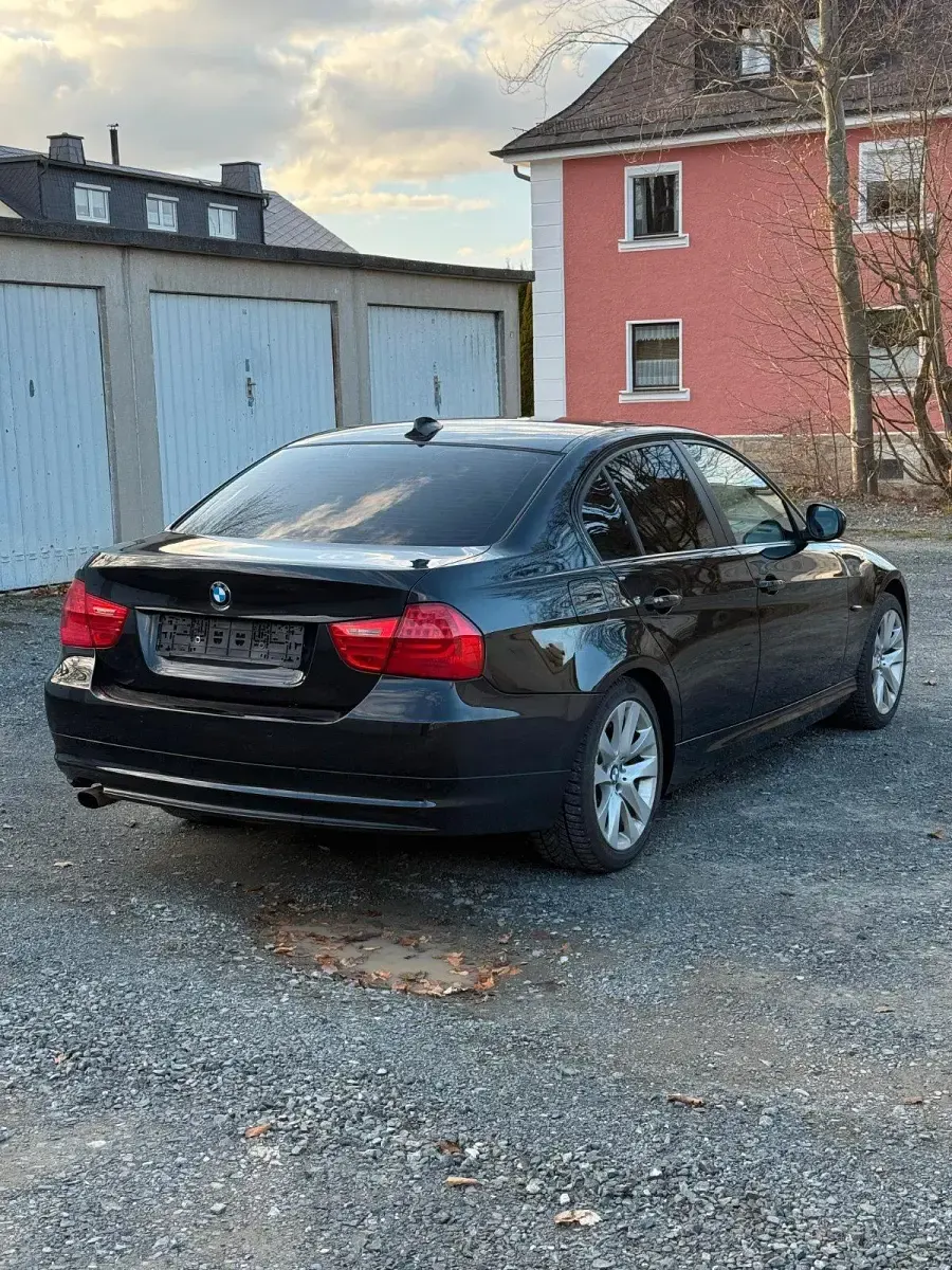 Gebraucht BMW 318 143 PS (105 kW) 2011 Schwarz Limousine