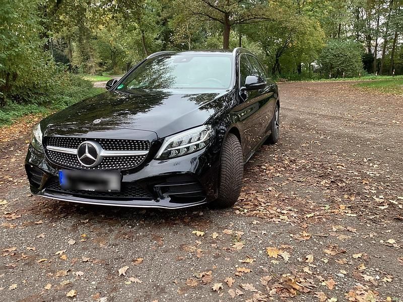 Schwarz Gebraucht 2019 Mercedes C300e AMG line Kombi | 25.400 € (Fairer Preis) - Bild 1/4
