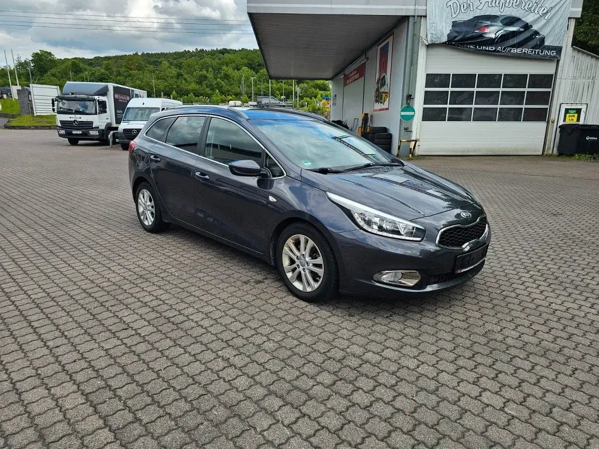 Gebraucht Kia Ceed FIFA World Cup Edition 128 PS (94 kW) 2014 Grau Kleinwagen