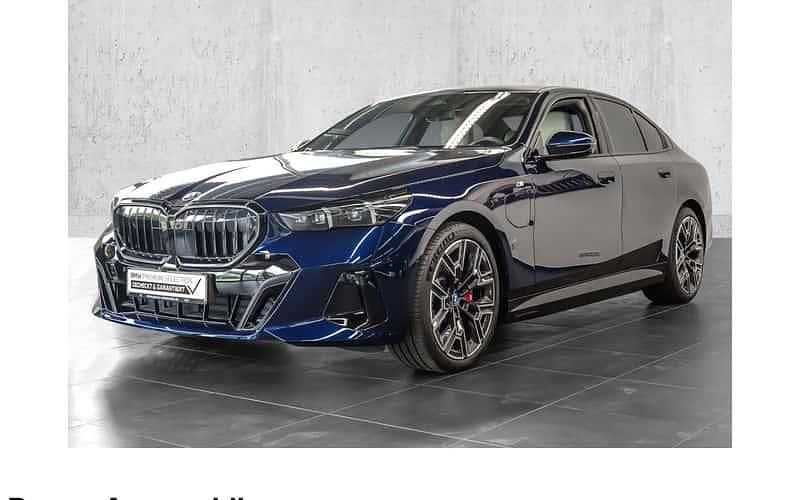 Blau Gebraucht 2024 BMW 550e Comfort Edition Limousine | 76.400 € (Fairer Preis) - Bild 1/4