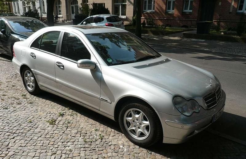 Silber Gebraucht 2002 Mercedes C200 Elegance Limousine | 2.999 € (Etwas zu teuer) - Bild 1/3