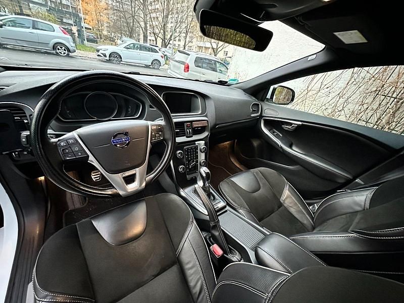 Gebraucht Volvo V40 R-Design 120 PS (88 kW) 2015 Weiß Limousine