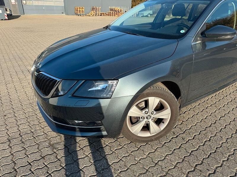 Grau Gebraucht 2018 Skoda Octavia Style Kombi | 9.700 € (Superpreis) - Bild 1/4