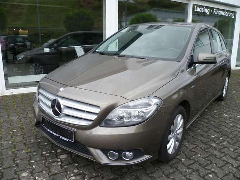 Mountaingraumet. (metallic) Gebraucht 2012 Mercedes 180 Limousine | 10.980 € (Fairer Preis) - Bild 1/4