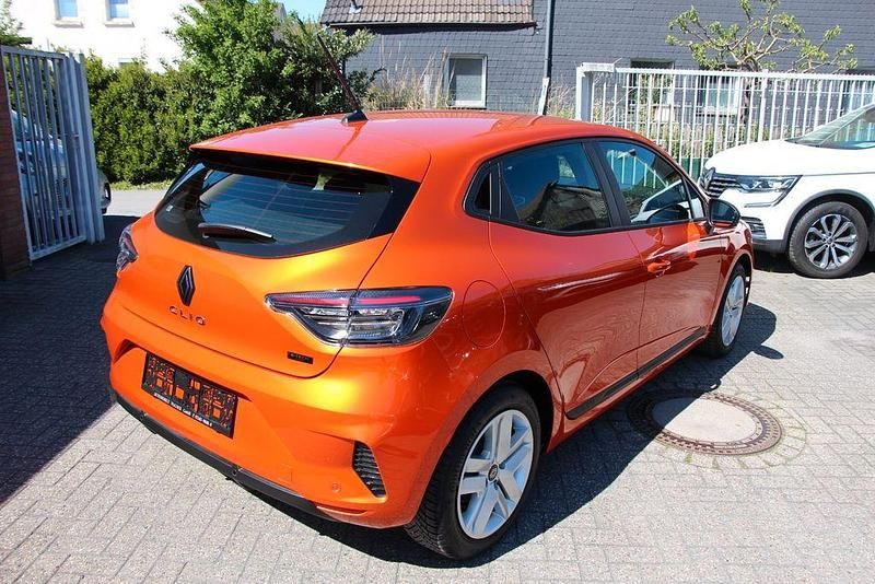 Usata Renault Clio V Evolution 143 CV (105 kW) 2025 Arancione Berlina