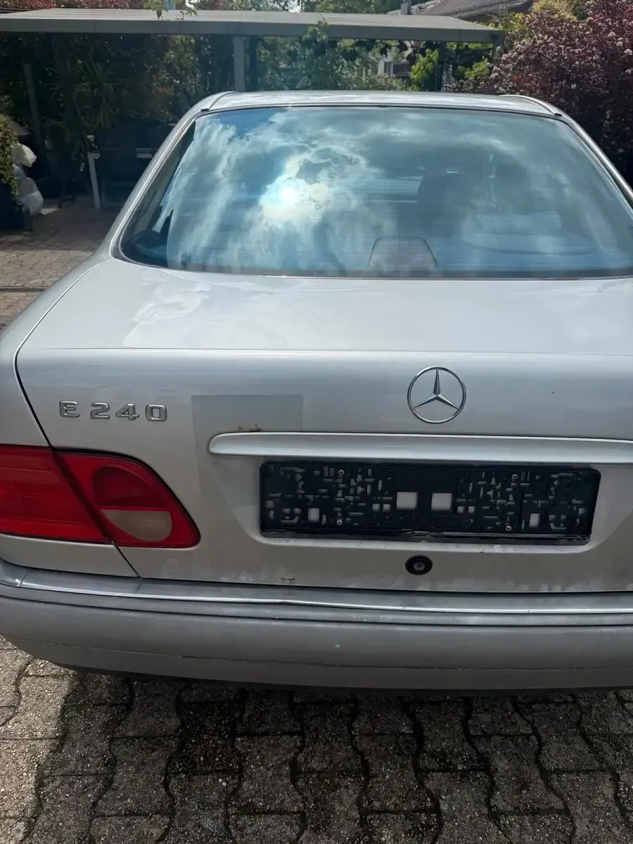 Gebraucht Mercedes E240 170 PS (125 kW) 1998 Silber Limousine