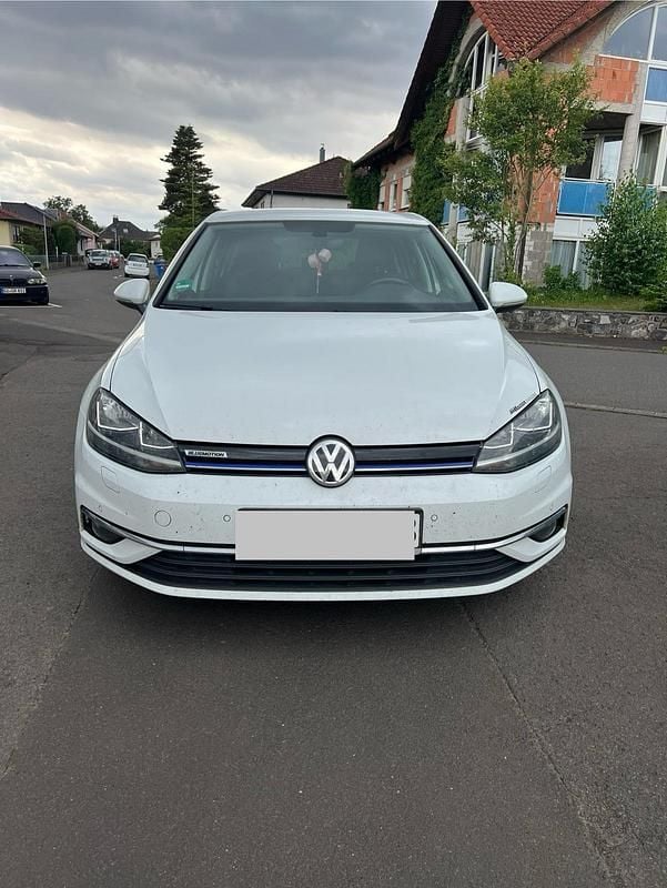 Weiß Gebraucht 2018 VW Golf VII Comfortline Limousine | 10.850 € (Superpreis) - Bild 1/4