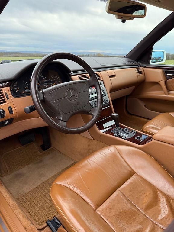 Weiß Gebraucht 1996 Mercedes 200 Limousine | 14.999 € - Bild 1/4