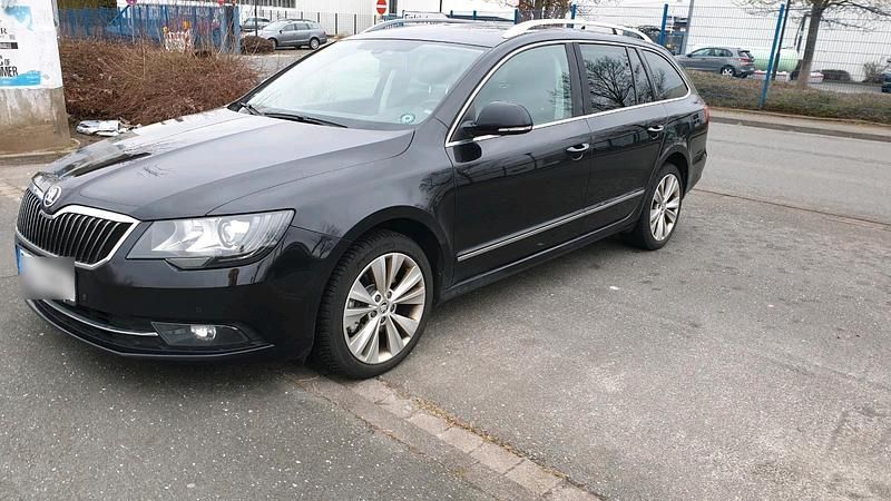 Schwarz Gebraucht 2015 Skoda Superb Exclusive Kombi | 8.750 € - Bild 1/4