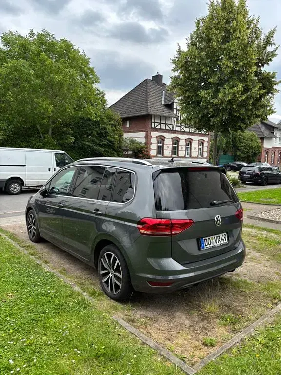 Gebraucht VW Touran Highline 150 PS (110 kW) 2016 Grau Van / Kleinbus