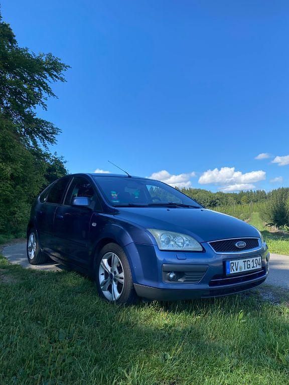 Blau Gebraucht 2005 Ford Focus Ghia Limousine | 1.800 € (Fairer Preis) - Bild 1/4