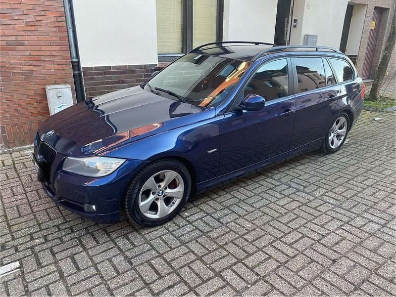 Blau Gebraucht 2012 BMW 320 Kombi | 5.950 € (Superpreis) - Bild 1/4