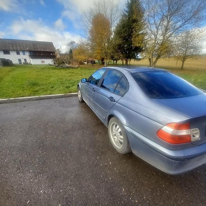 Blau Gebraucht 2004 BMW 318 Limousine | 500 € (Superpreis) - Bild 1/4