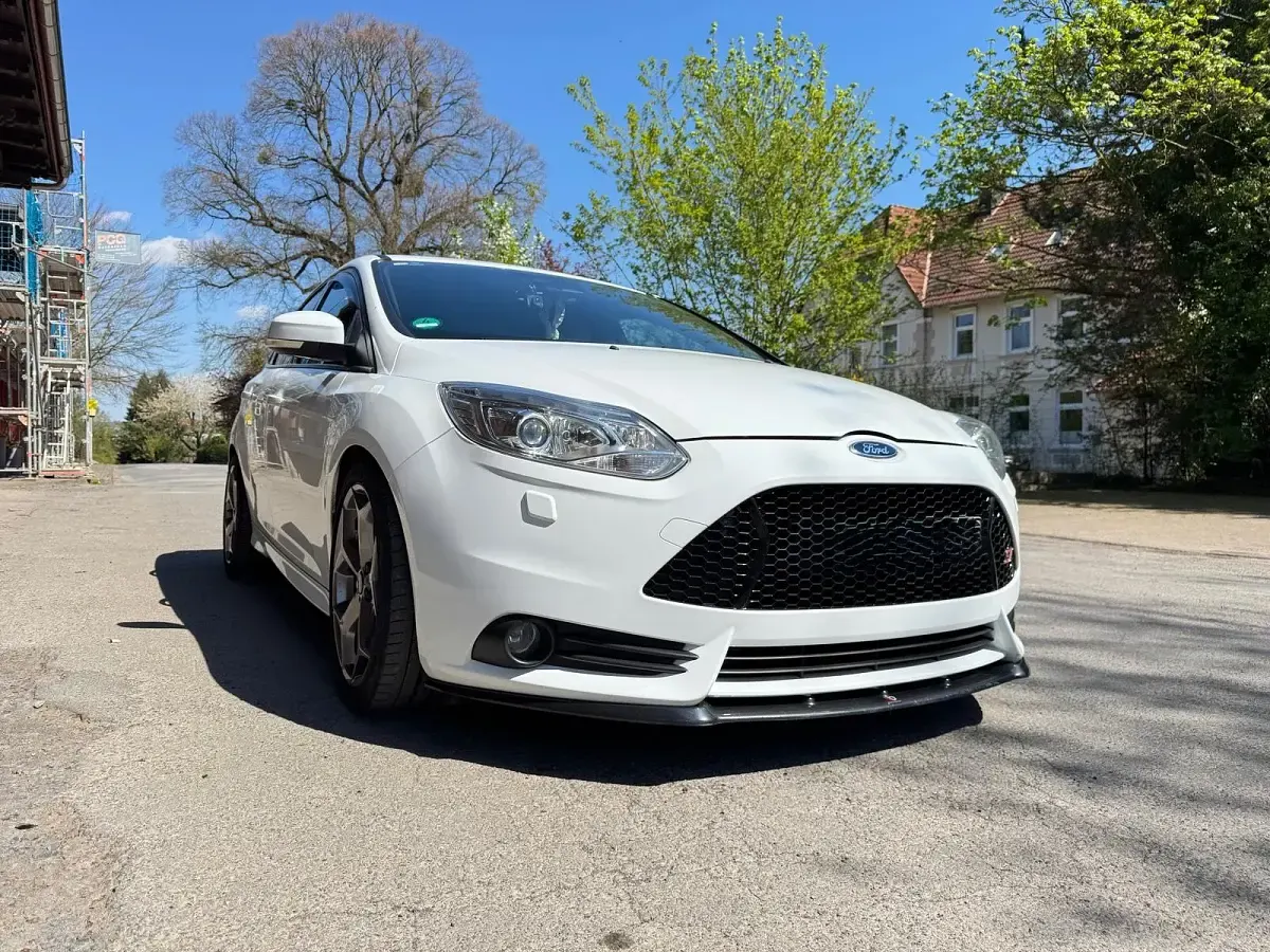 Brugt Ford Focus ST 250 HK (183 kW) 2012 Hvid Sedan