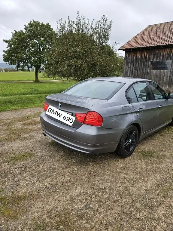 Gebraucht BMW 318 143 PS (105 kW) 2010 Grau Limousine