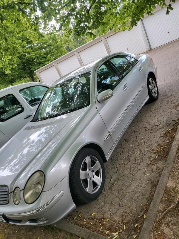 Silber Gebraucht 2005 Mercedes E220 Limousine | 2.350 € (Etwas zu teuer) - Bild 1/4