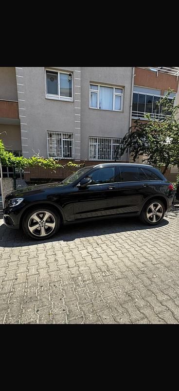 Schwarz Gebraucht 2018 Mercedes GLC220 Edition SUV | 25.990 € (Fairer Preis) - Bild 1/4