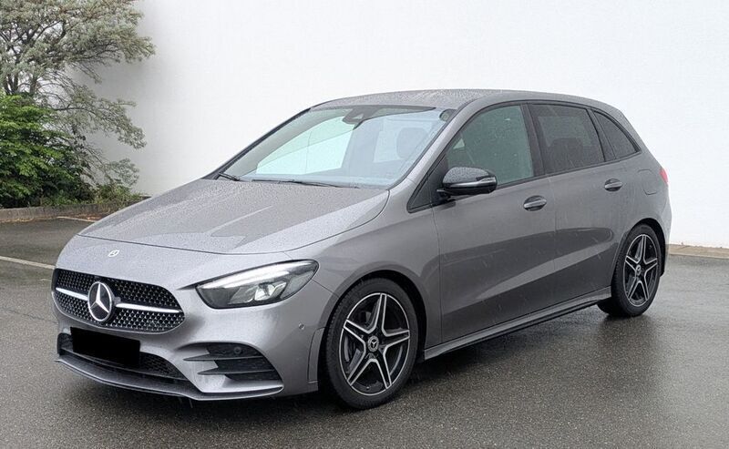 Mountaingrau met. Gebraucht 2019 Mercedes B180 AMG Van / Kleinbus | 22.590 € (Teuer) - Bild 1/4