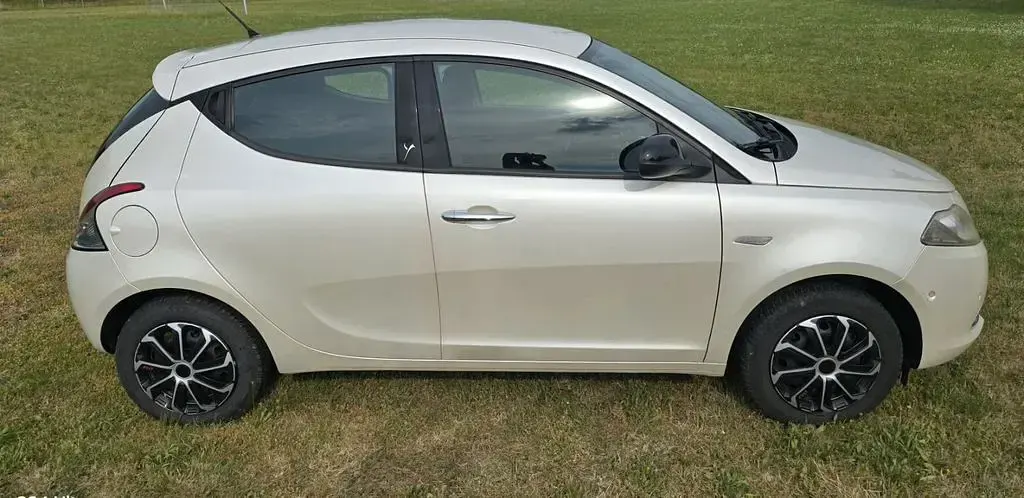Gebraucht Lancia Ypsilon Gold 86 PS (63 kW) 2012 Weiß Kleinwagen
