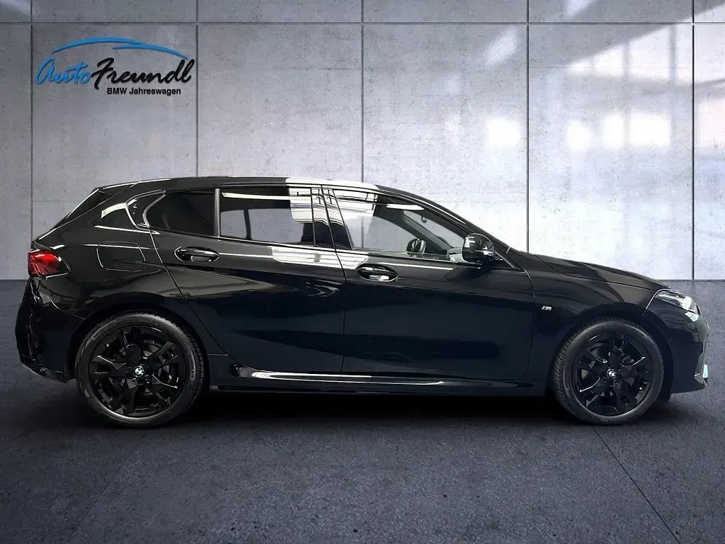 Gebraucht BMW 120 M Sport 163 PS (119 kW) 2025 Black sapphire metallic (metallic) Kleinwagen