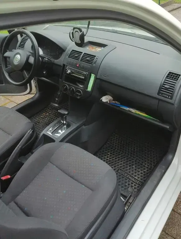 Używany VW Polo Basis 75 KM (55 kW) 2003 Biały Sedan/Limuzyna