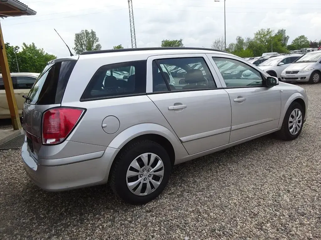 Usata Opel Astra Edition 90 CV (66 kW) 2006 Argento Berlina